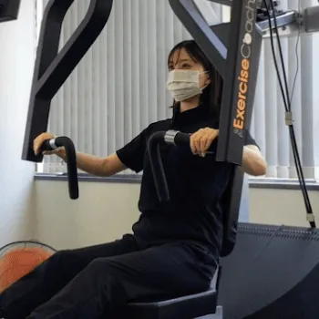 エクササイズコーチ東梅田店のパーソナルジムのトレーニングを受けている様子