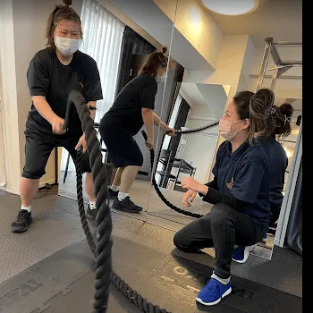 パーソナルジムRat心斎橋店のパーソナルジムのトレーニングを受けている様子