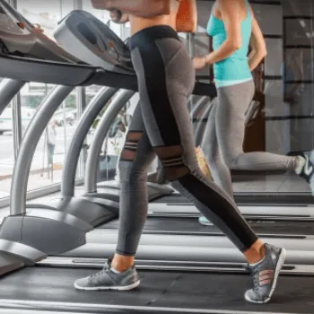 BEYOND心斎橋店のパーソナルジムのトレーニングを受けている様子