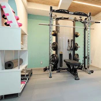 NANA 札幌店のパーソナルジムのトレーニングを受けるトレーニングルーム
