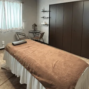 Physio Gym Growのパーソナルジムのトレーニング後のマッサージを受ける施術台