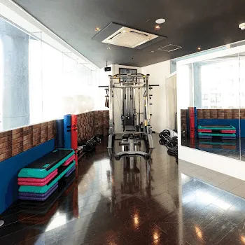 シェイプボディのパーソナルジムのトレーニングを受けるトレーニングルーム