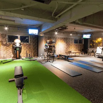 スターライトフィットネスのパーソナルジムのトレーニングを受けるトレーニングルーム