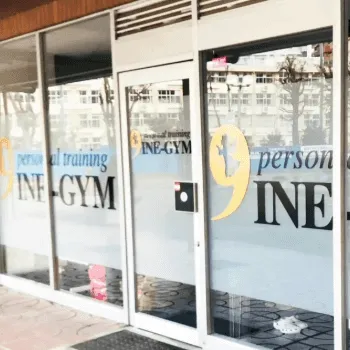 9INE-GYMのパーソナルジムのトレーニングを受ける店舗の入り口