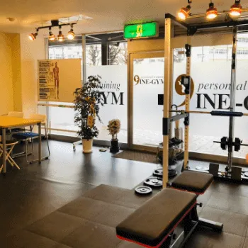 9INE-GYMのパーソナルジムのトレーニングを受けるトレーニングルーム