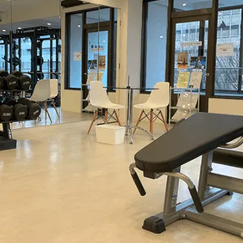 BEYOND 仙台店のパーソナルジムのトレーニングを受ける店舗内の様子