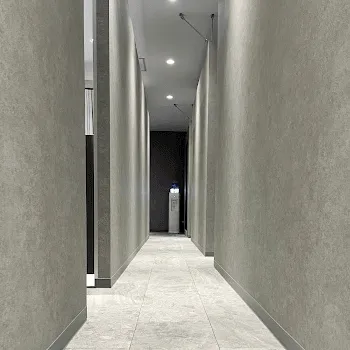 UNDEUX SUPERBODY LIFE 仙台スタジオのパーソナルジムのトレーニングを受ける店舗内の廊下