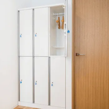 Workout Base WiTHのパーソナルジムのトレーニングを受ける前のロッカールーム