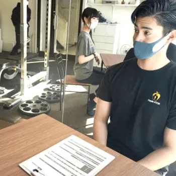 APPLE GYM新横浜店のパーソナルジムのトレーニングを受ける前のカウンセリングの様子