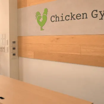 チキンジム横浜みなとみらい店のパーソナルジムのトレーニングを受ける前の受付