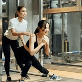 UNDEUXSBODY横浜Annex店のパーソナルジムのトレーニングを受けている様子