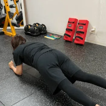 WHOEVER横浜店のパーソナルジムのトレーニングを受けている様子