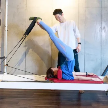 ピラティススタジオB&B 全国9店舗のピラティスのレッスンを受けている様子