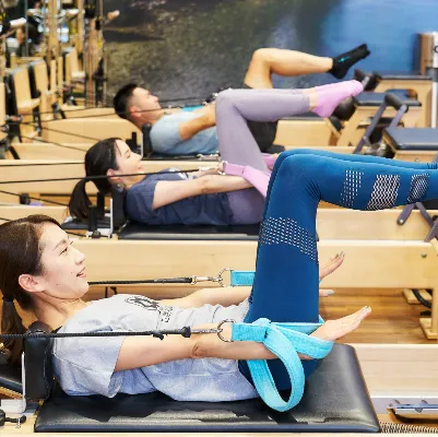 CLUB PILATES 全国73店舗のピラティスのレッスンを受けている様子