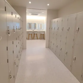 the SILK 全国33店舗のピラティスのレッスンを受ける前のロッカールーム
