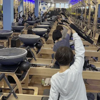 CLUB PILATES 福岡6店舗のピラティスのレッスンを受けている様子