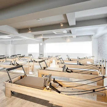 pilates K 福岡天神店のピラティスのレッスンを受けるレッスンルーム