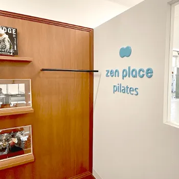 zen place pilates 福岡2店舗のピラティスを受ける店舗のエントランス
