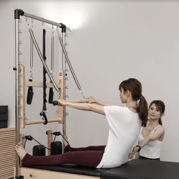 LYFEのピラティスのレッスンを受けている様子