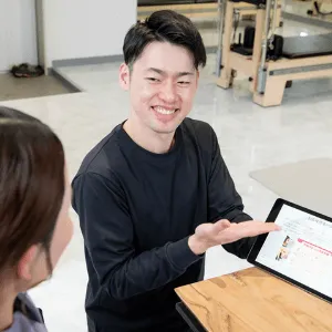 ピラティススタジオDEP金沢店鳴和スタジオのピラティスのレッスンを受ける前のカウンセリングの様子