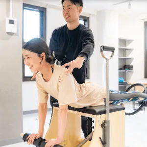 ピラティススタジオDEP金沢店鳴和スタジオのピラティスのレッスンを受けている様子