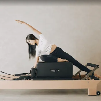 Paw women's fitness金沢のピラティスのレッスンを受けている様子