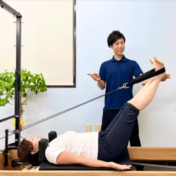 ピラティススタジオsoraのピラティスのレッスンを受けている様子
