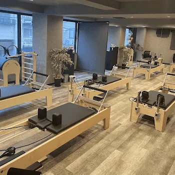 M pilatesのピラティスのレッスンを受けるレッスンルーム