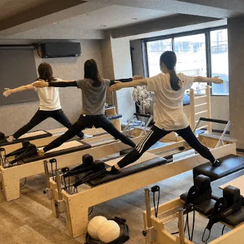 M pilatesのピラティスのレッスンを受けている様子