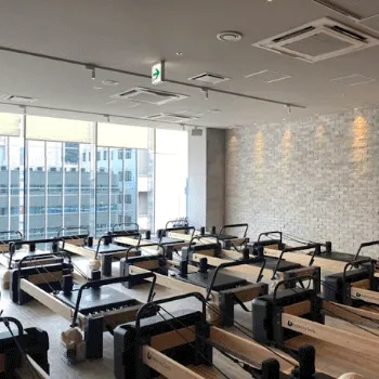 pilates K 神戸三宮店のピラティスのレッスンを受けるレッスンルーム