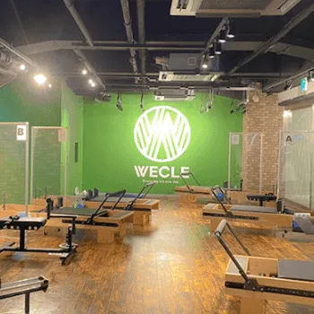 WECLE 神戸元町店のピラティスのレッスンを受けるレッスンルーム