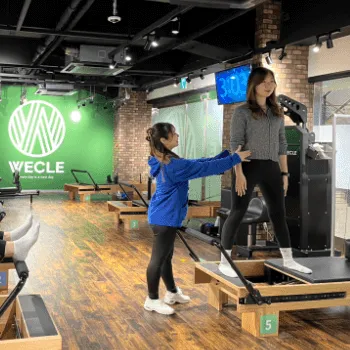 WECLE 神戸元町店のピラティスのレッスンを受けている様子