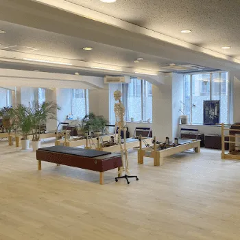 zen place pilates 三宮スタジオのピラティスのレッスンを受けるレッスンルーム