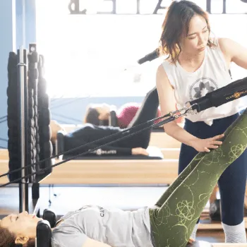 CLUB PILATES京都2店舗のピラティスのレッスンを受けている様子