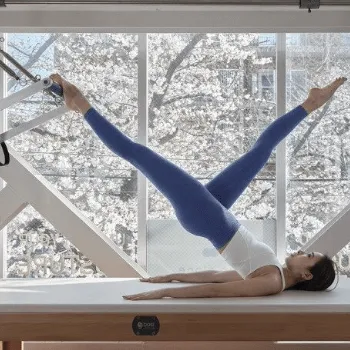 zen place pilates京都スタジオのピラティスのレッスンを受けている様子