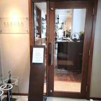 REBORNのピラティスのレッスンを受ける店舗の入り口