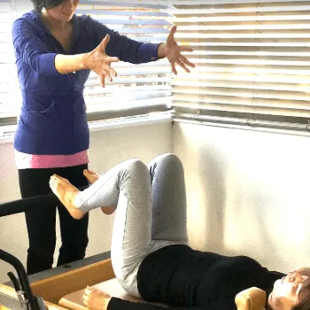 ニュートラルボディワークスタジオのピラティスのレッスンを受けている様子