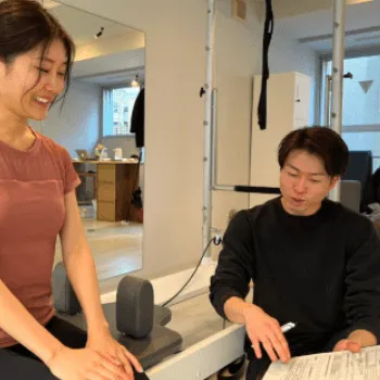 luluto新潟店のピラティスのレッスンを受ける前のカウンセリングの様子