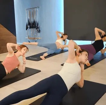 zen place pilates新潟スタジオのピラティスのレッスンを受けている様子