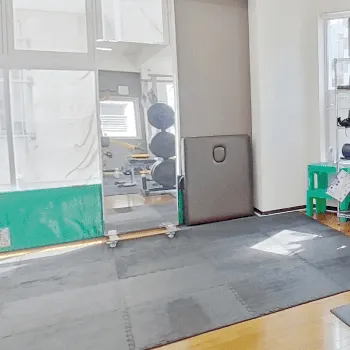 外間パーソナルトレーニングジムのピラティスのレッスンを受けるレッスンルーム