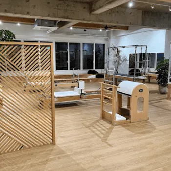 MOHI PILATES 沖縄スタジオのピラティスのレッスンを受けるレッスンルーム