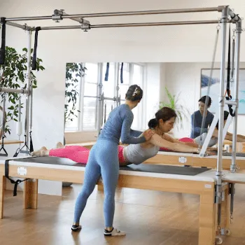 MOHI PILATES 沖縄スタジオのピラティスのレッスンを受けている様子