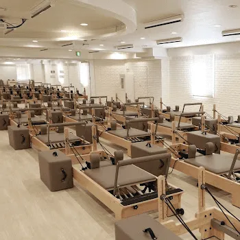 Rintosull 那覇新都心店のピラティスのレッスンを受けるレッスンルーム