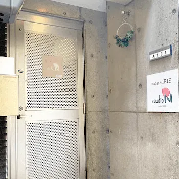 studioKRNのピラティスのレッスンを受ける店舗の入り口