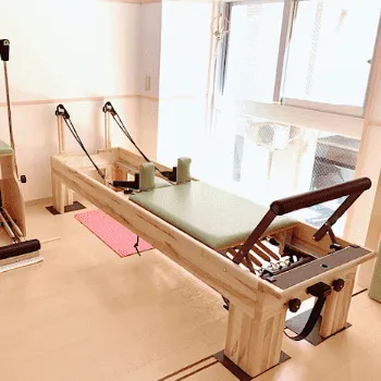 studioKRNのピラティスのレッスンで使用する機器