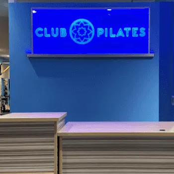 CLUB PILATES 大阪6店舗のピラティスのレッスンを受ける前の受付