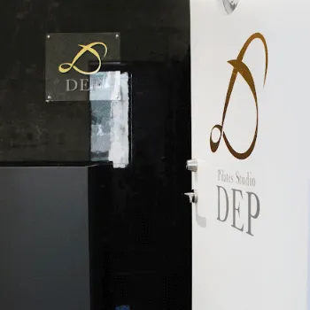 ピラティススタジオDEP 心斎橋店のピラティスのレッスンを受ける店舗の入り口