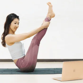 MAJOLIのピラティスのオンライン講座のレッスンを受けている様子