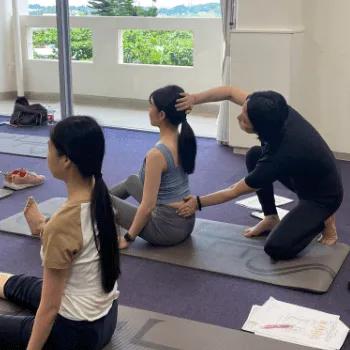 MAJOLIのピラティスの沖縄合宿のレッスンを受けている様子