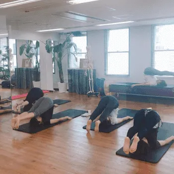 zen place pilates 大阪8店舗のピラティスのレッスンを受けている様子